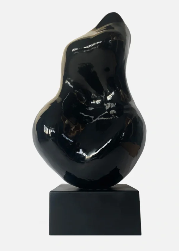 Czarna rzeźba ceramiczna HER