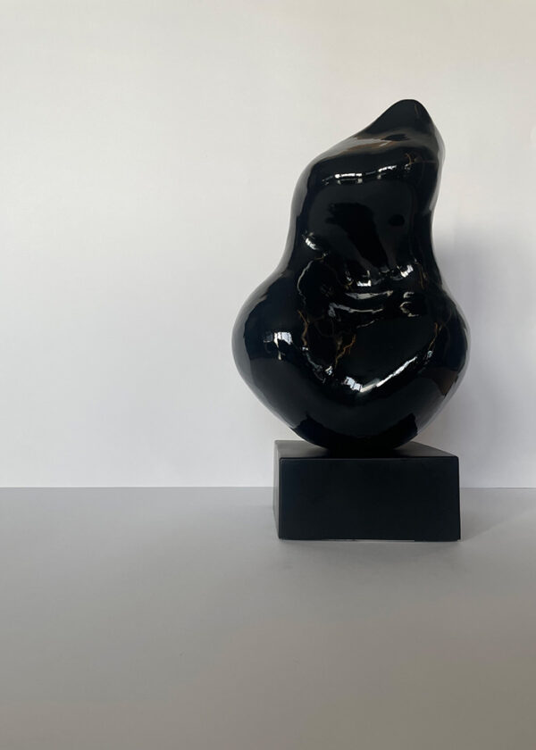 Czarna rzeźba ceramiczna HER